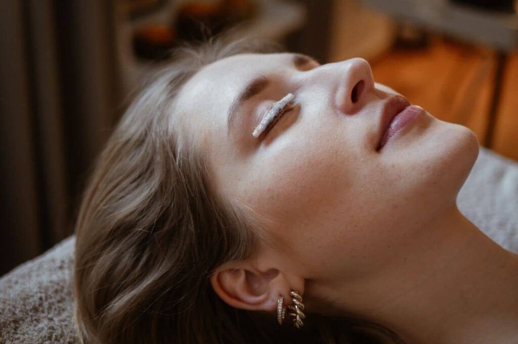 Laura Herz bei einer Wimpernwelle bei Seelenwellness