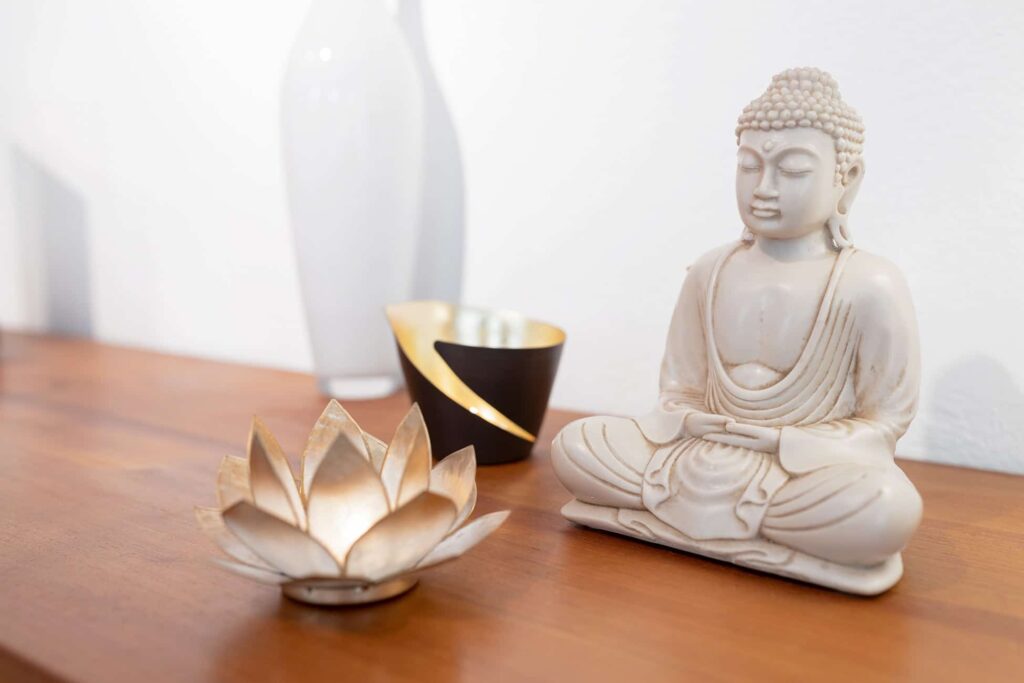 Ein Buddha mit zwei Lichtern als Einrichtung