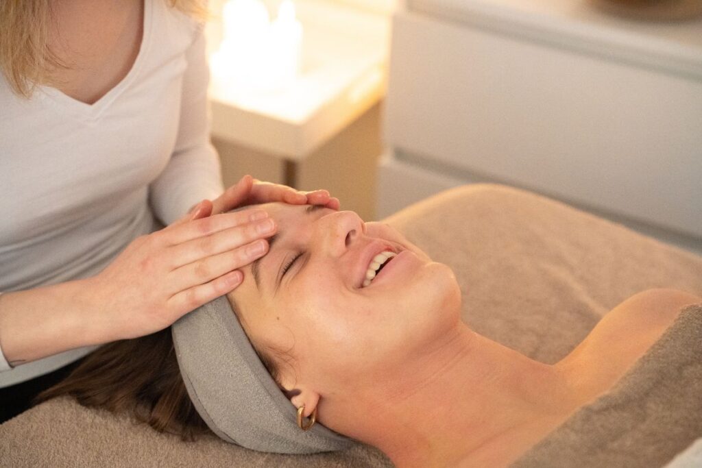 Kundin erhält eine entspannende Gesichtsmassage im Seelenwellness Naturkosmetikstudio in München-Maxvorstadt