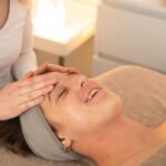 Kundin erhält eine entspannende Gesichtsmassage im Seelenwellness Naturkosmetikstudio in München-Maxvorstadt