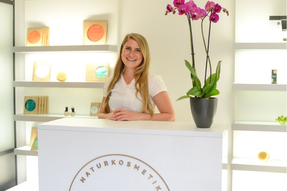 Samira Dalnodar, Gründerin von Seelenwellness Naturkosmetikstudio in München-Maxvorstadt am Empfang